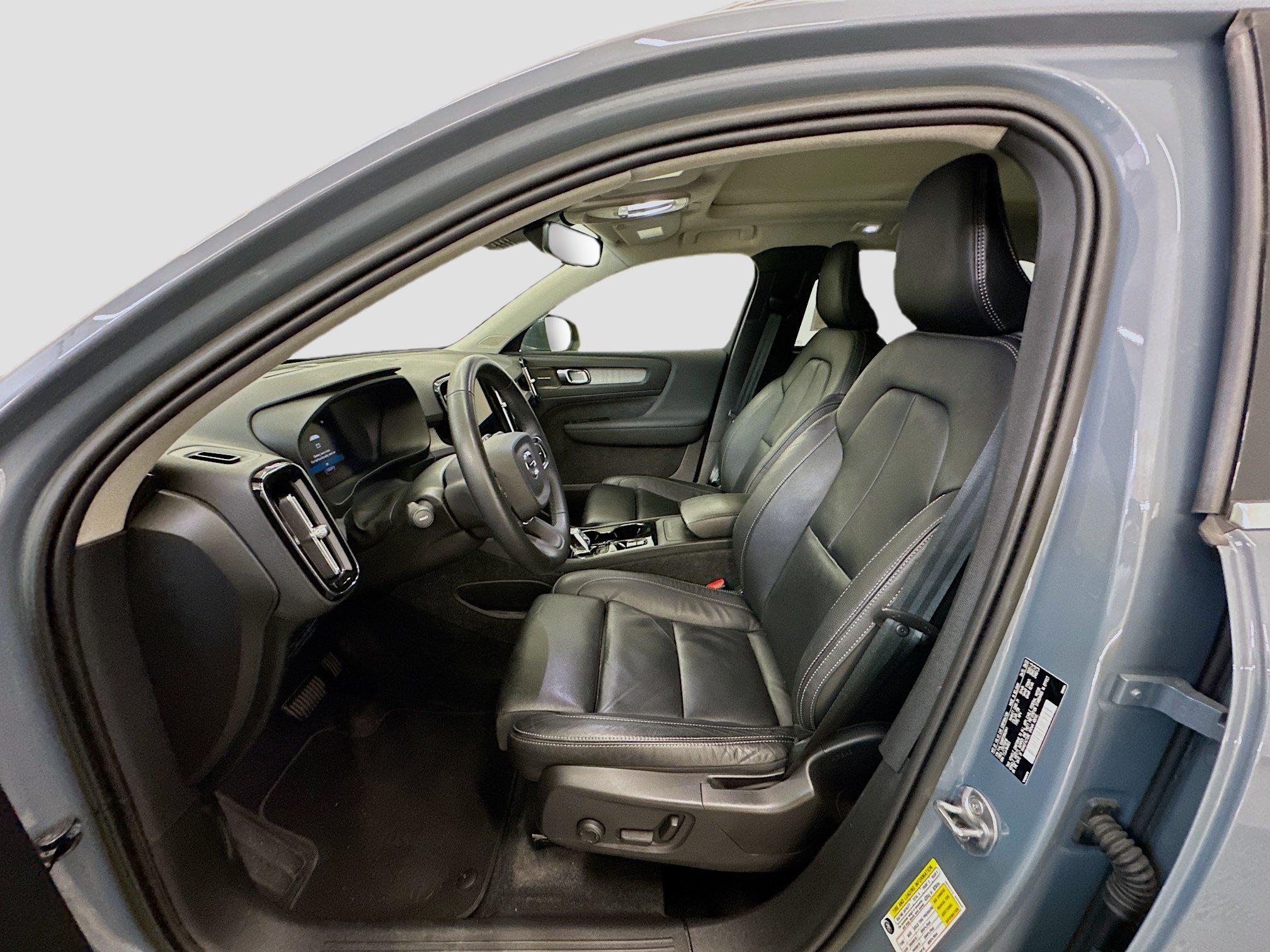 Used 2023 Volvo XC40 B5 Plus AWD/4WD image 13