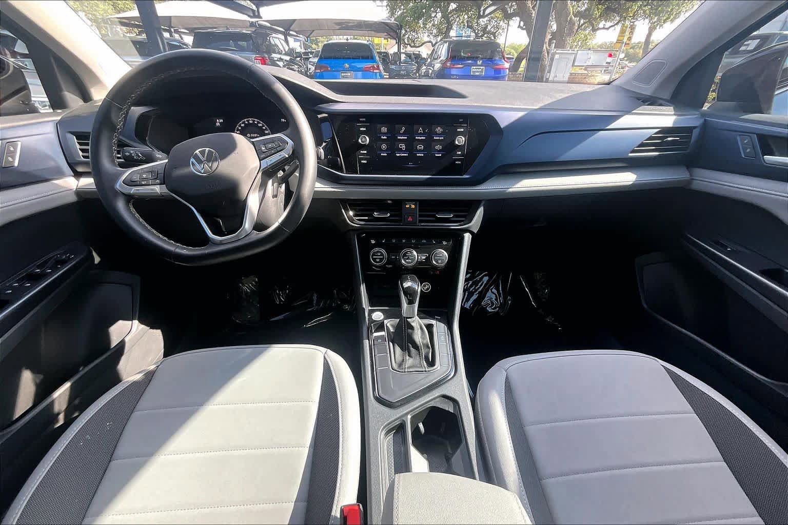 Used 2024 Volkswagen Taos SE w/ Panoramic Sunroof Package FWD image 16