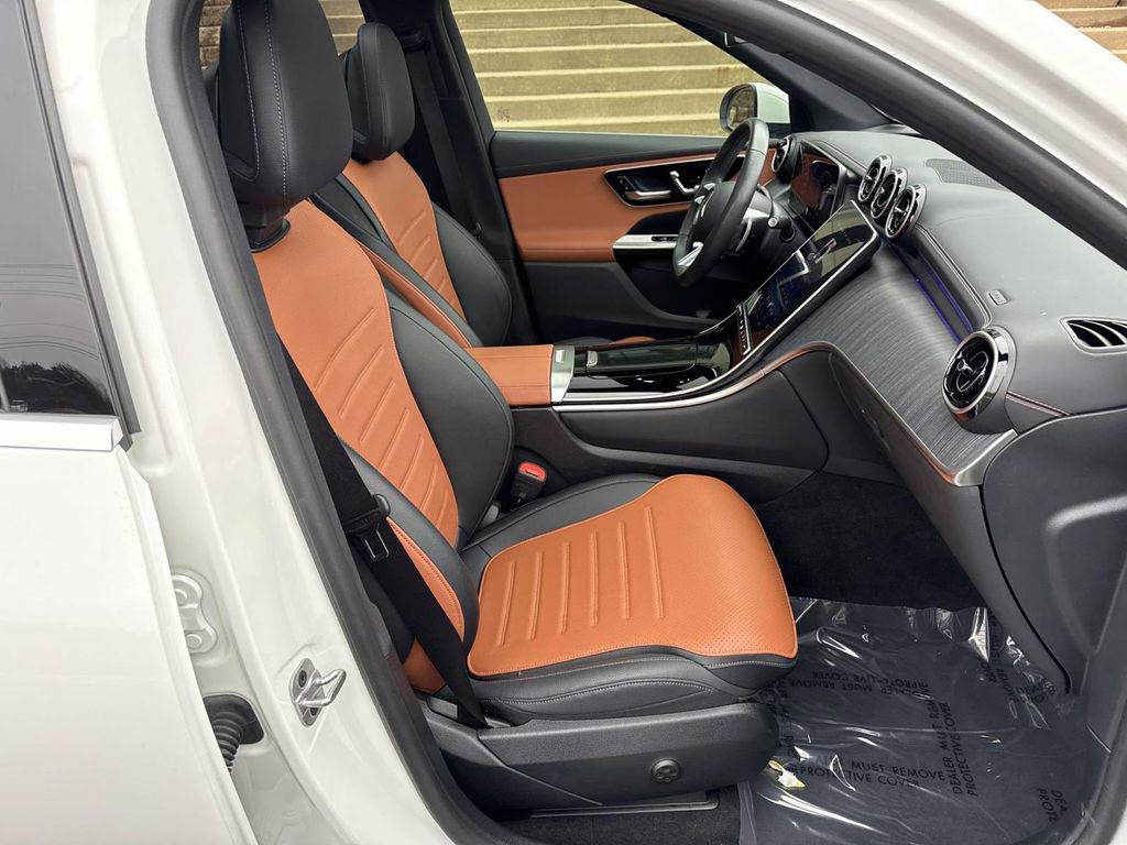 Used 2024 Mercedes-Benz GLC 300 4MATIC image 4