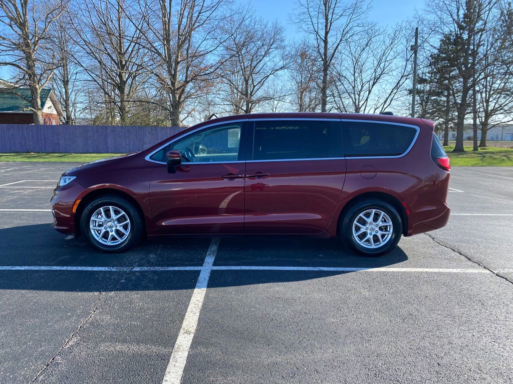 Used 2023 Chrysler Pacifica Touring-L image 4