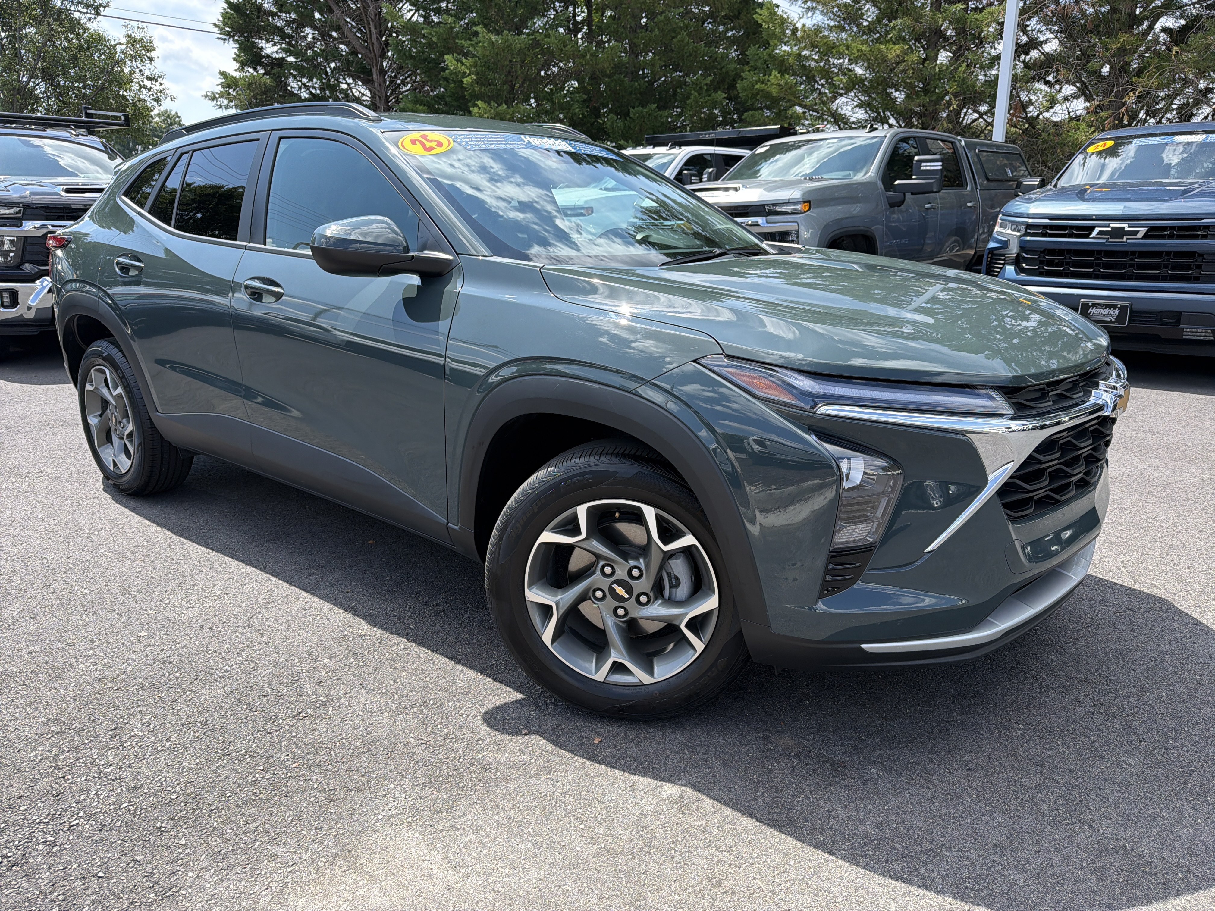 Used 2025 Chevrolet Trax LT FWD image 2