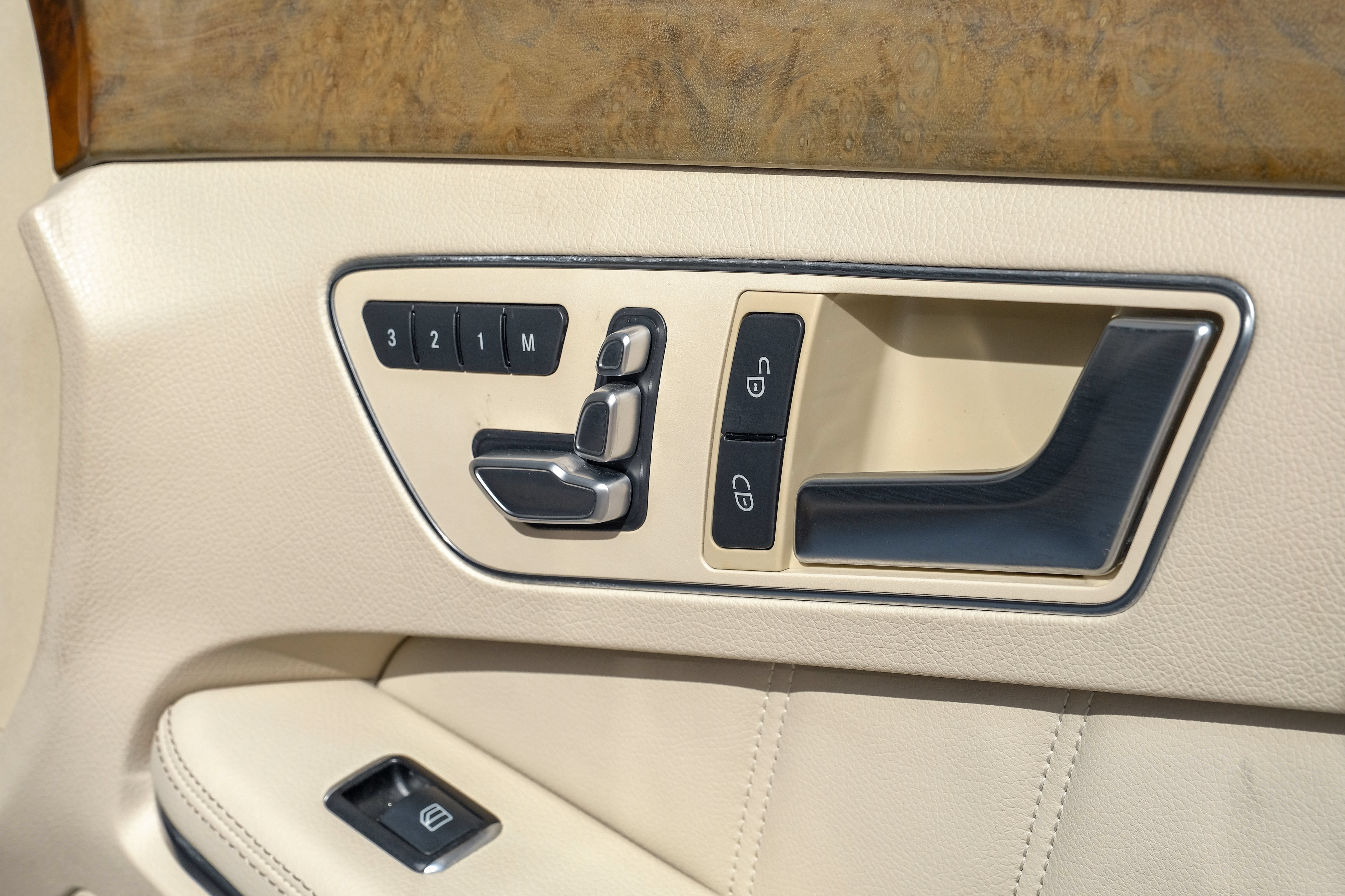 Used 2014 Mercedes-Benz E 550 4MATIC Sedan w/ Premium 1 Package image 48