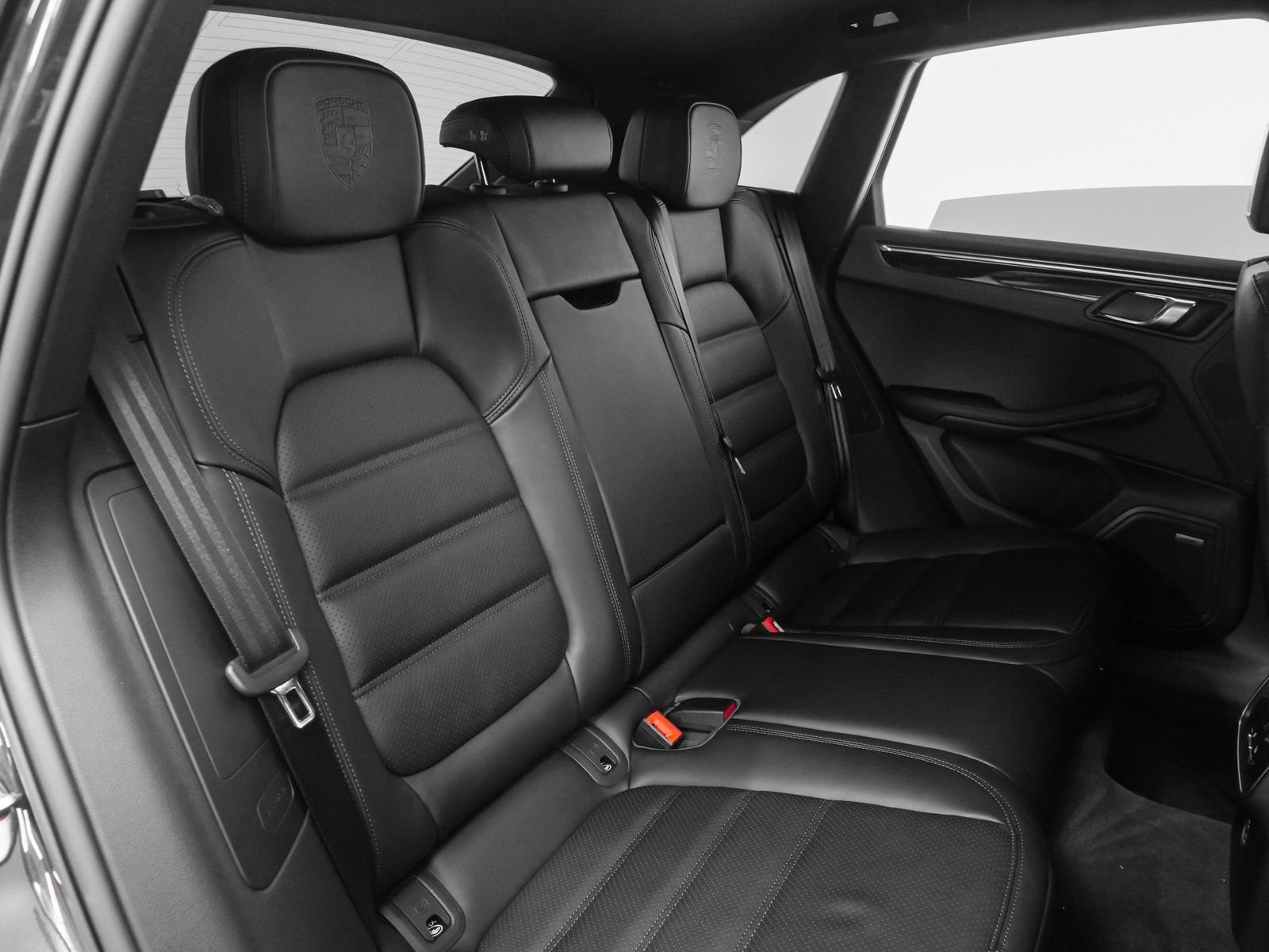Certified 2025 Porsche Macan AWD/4WD image 20