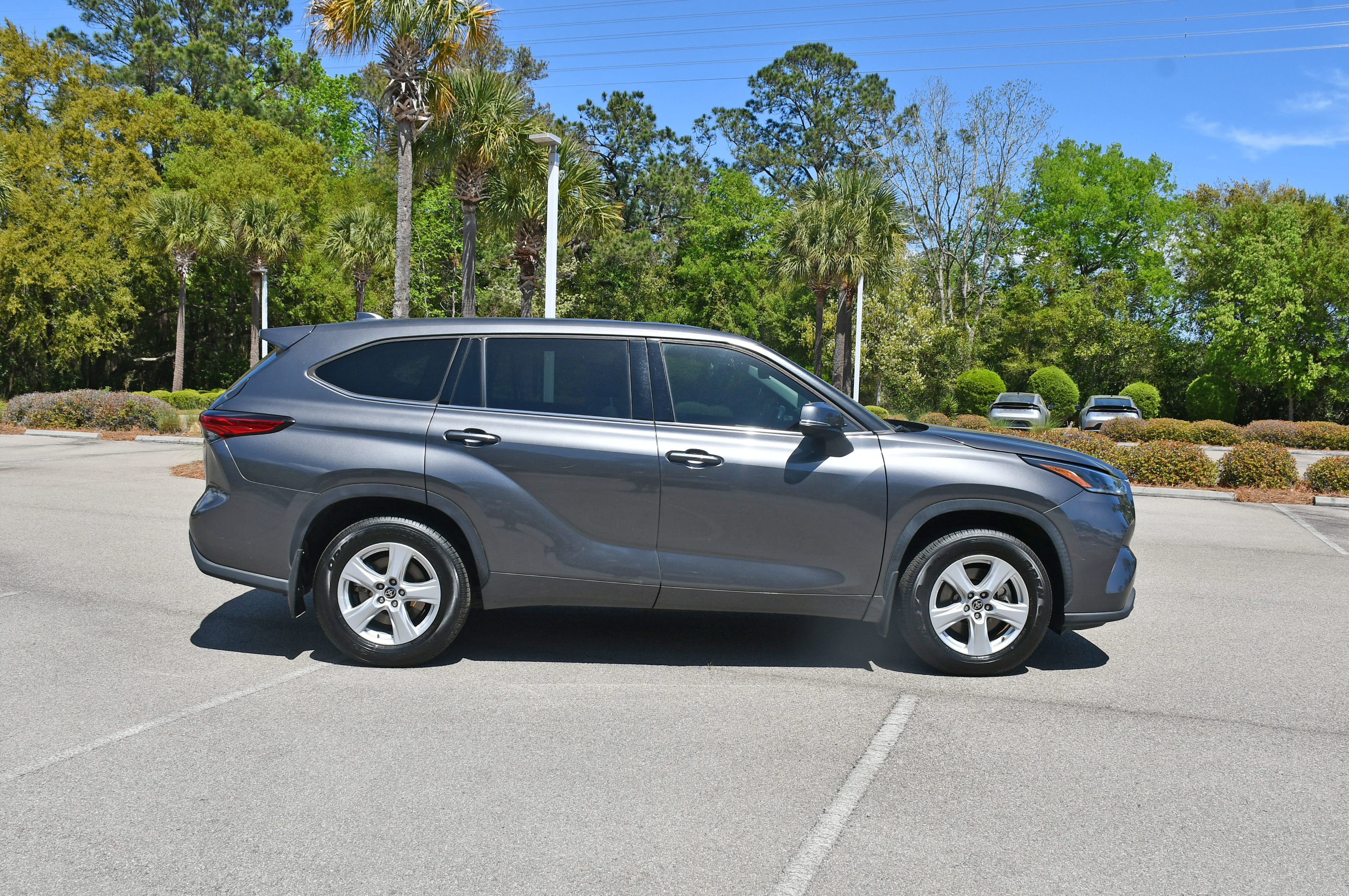 Used 2021 Toyota Highlander LE AWD/4WD image 2