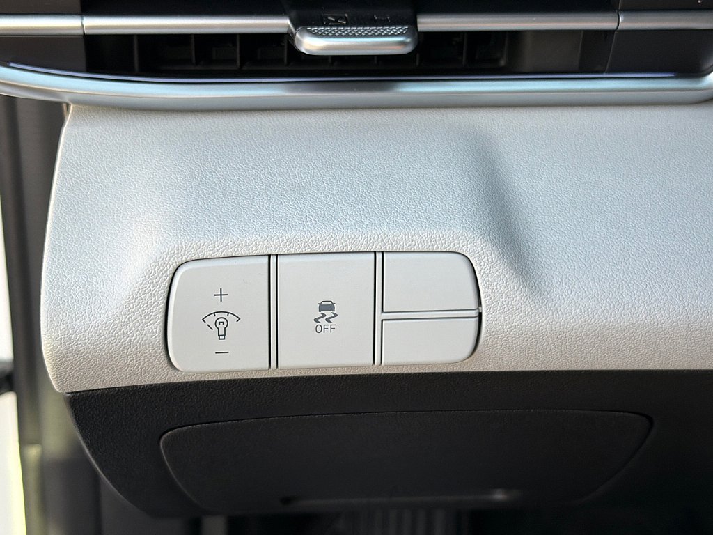 Certified 2025 Hyundai Elantra Limited image 16