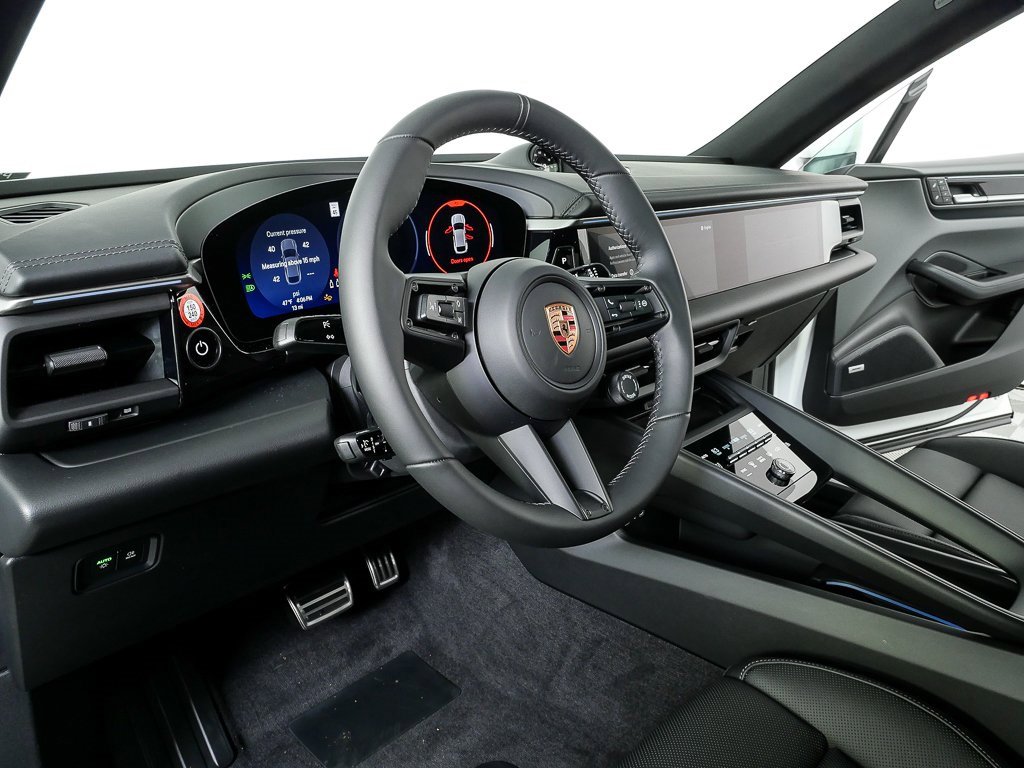 New 2025 Porsche Macan 4S Electric image 4