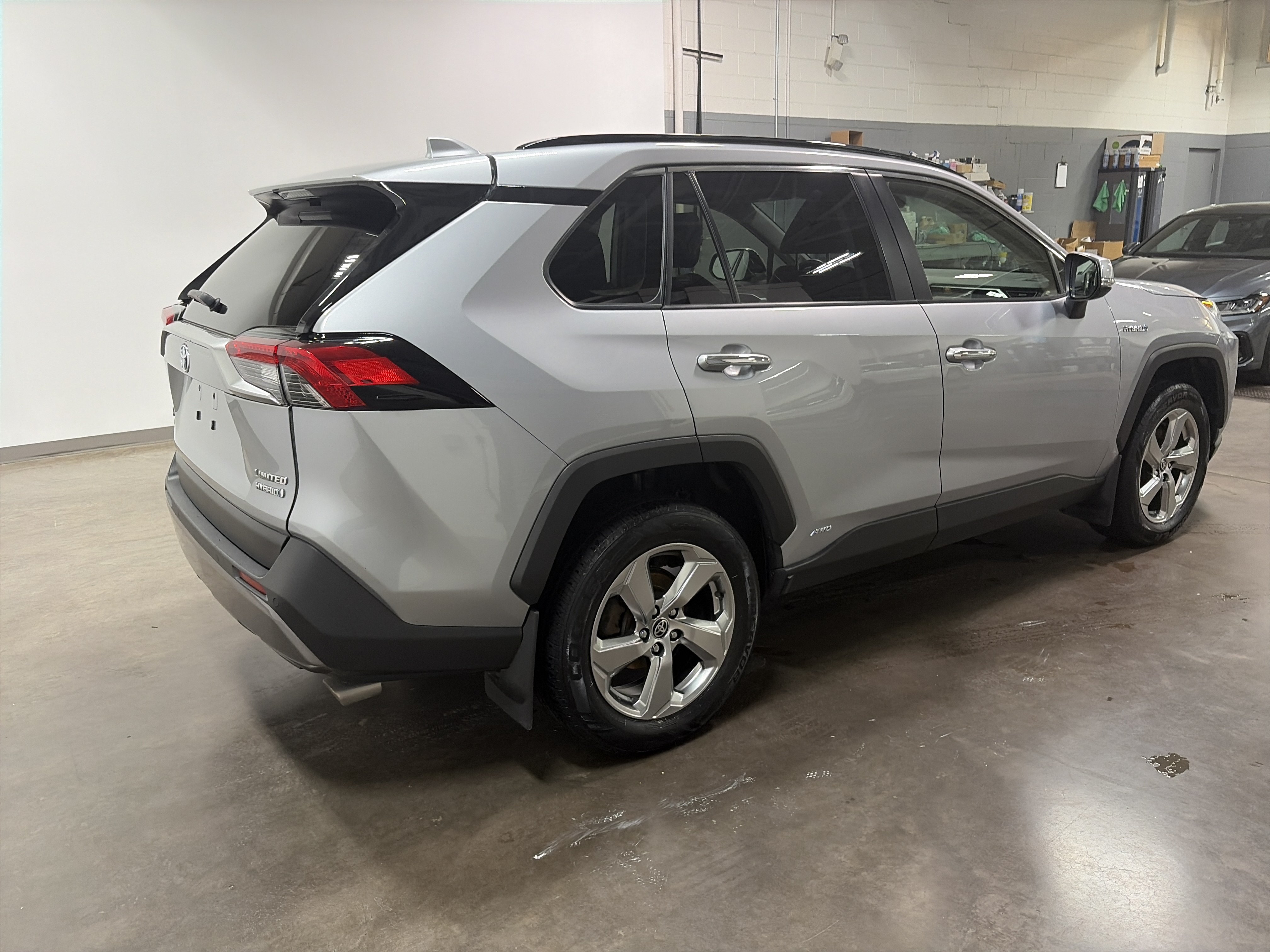 Used 2020 Toyota RAV4 Limited w/ Carpet Mat Package AWD/4WD image 3