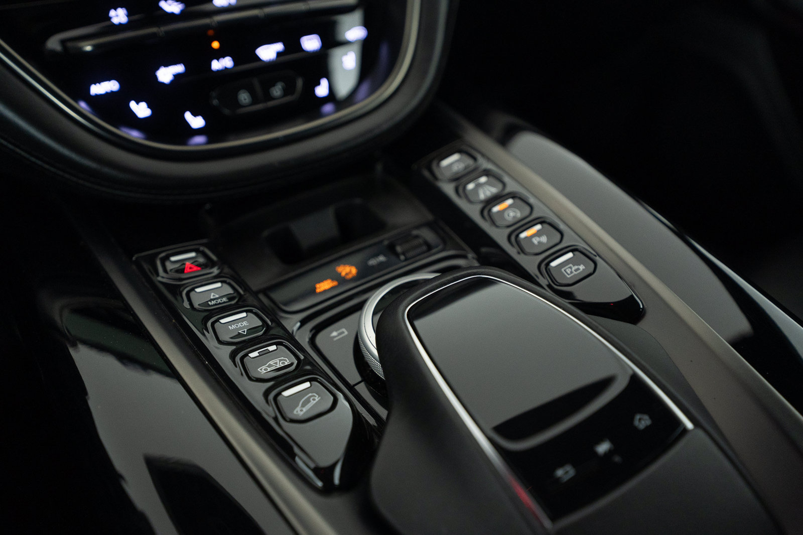 Used 2021 Aston Martin DBX AWD/4WD image 32