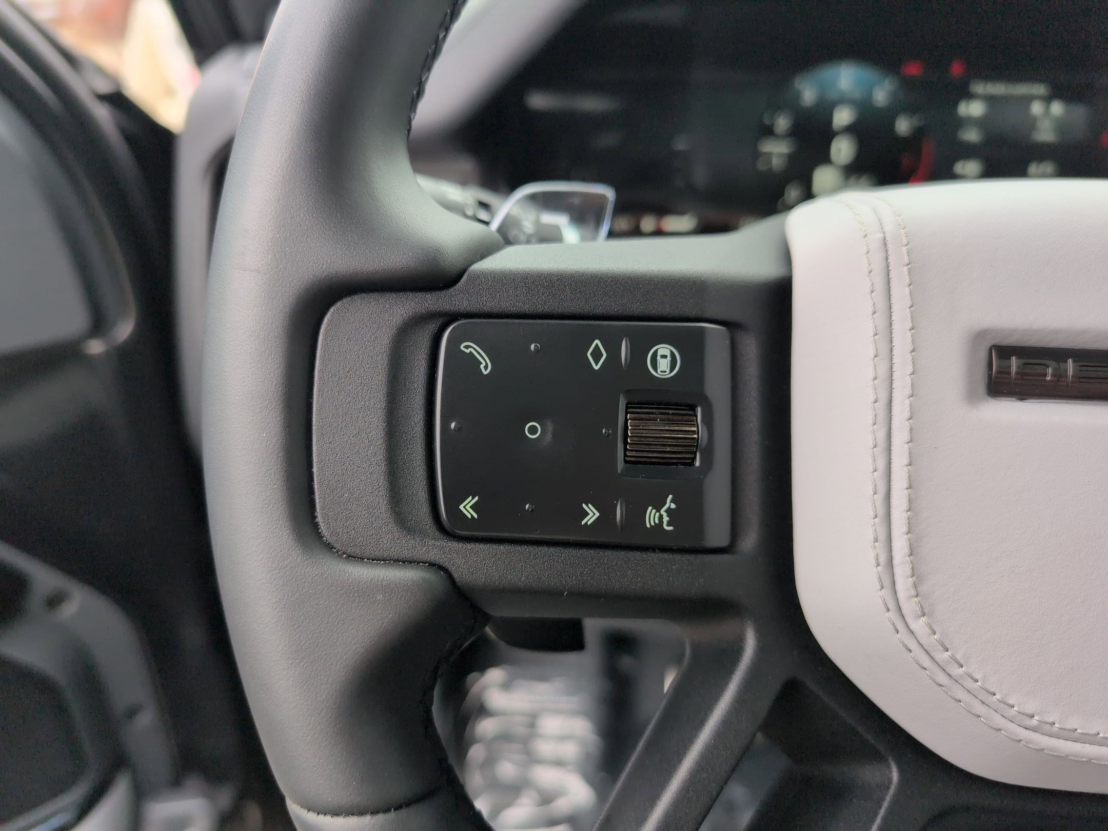 Used 2025 Land Rover Defender 110 image 17