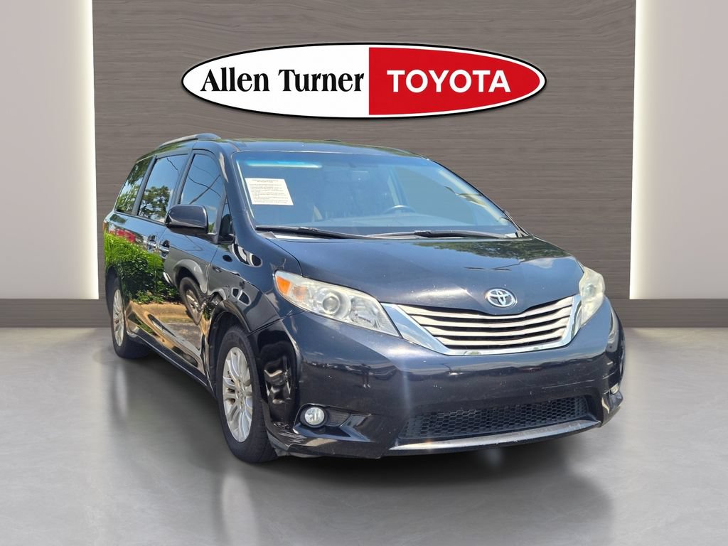 Used 2015 Toyota Sienna XLE w/ XLE Navigation Package FWD image 4