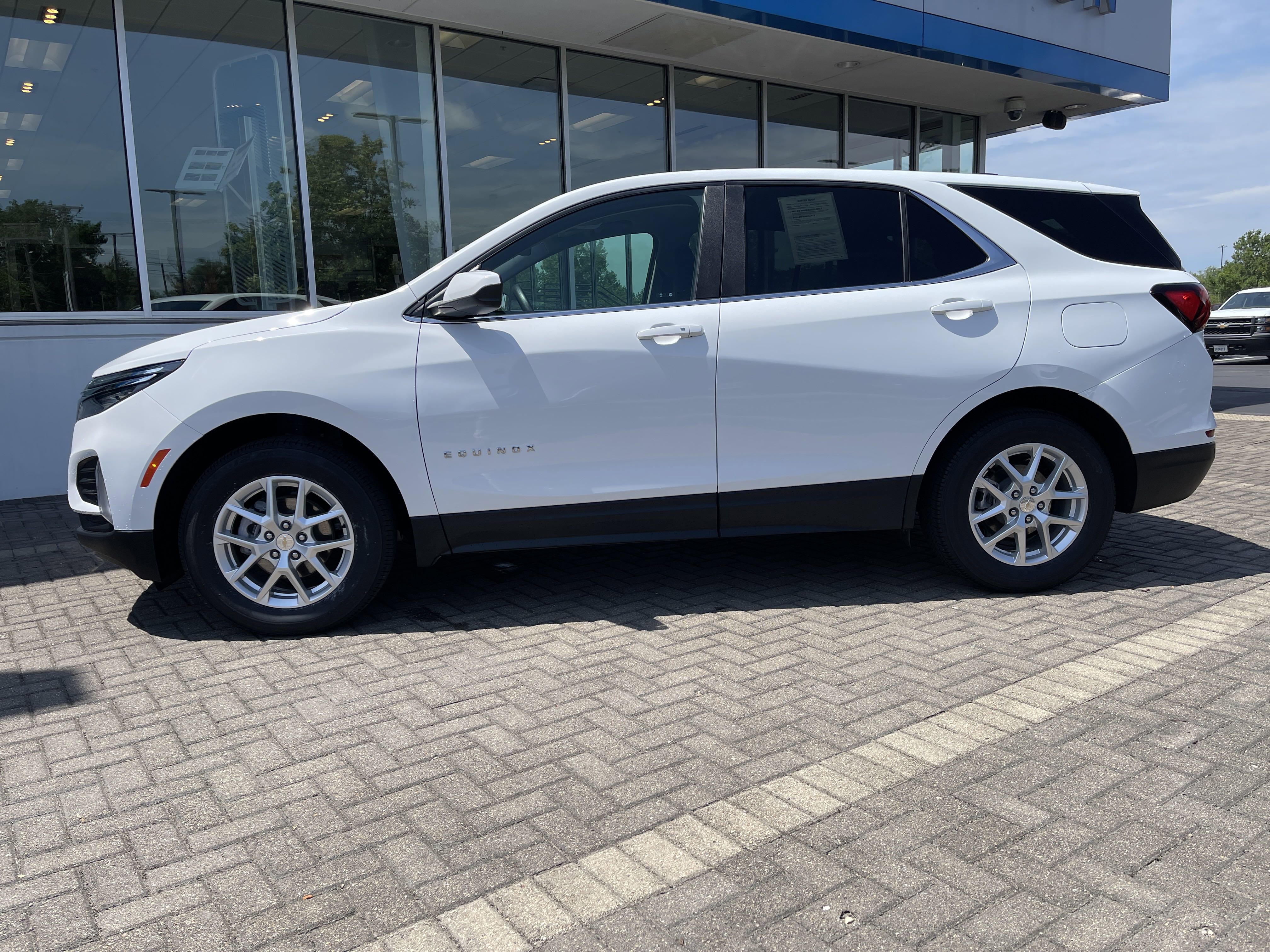 Used 2023 Chevrolet Equinox LT image 2