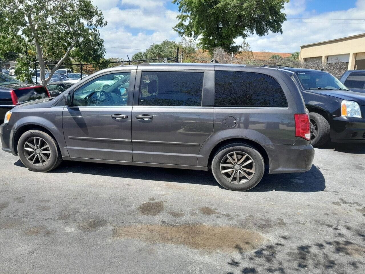 Used 2017 Dodge Grand Caravan SXT image 5