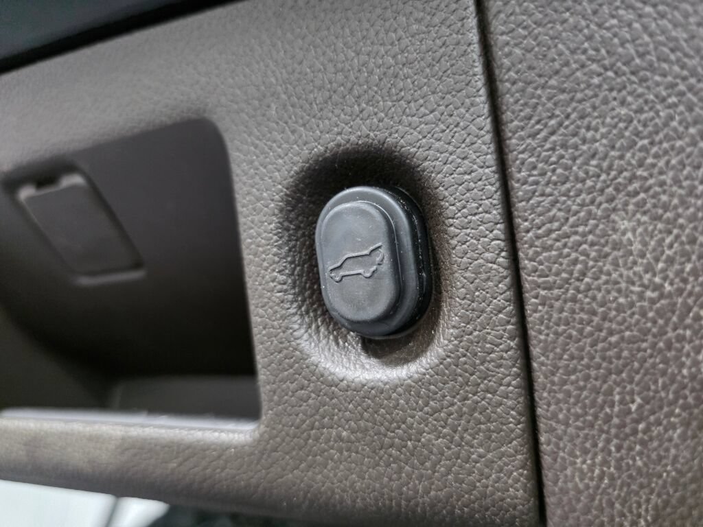 Used 2018 Chevrolet Tahoe Premier AWD/4WD image 25