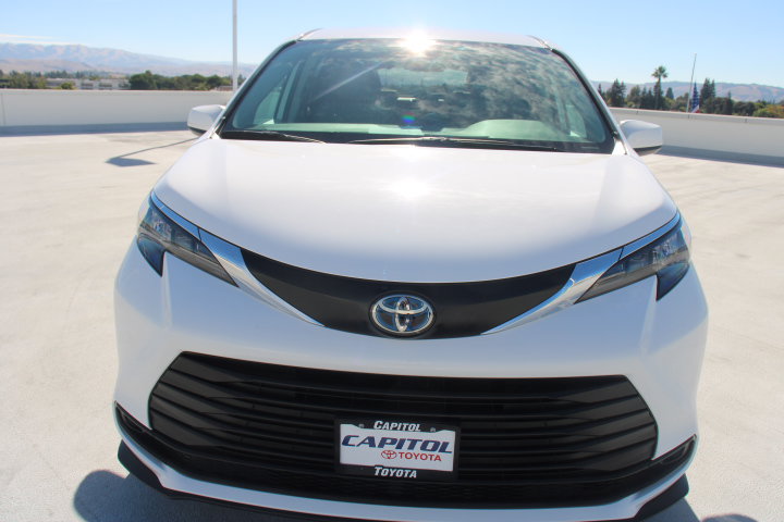 Certified 2024 Toyota Sienna LE AWD/4WD image 7