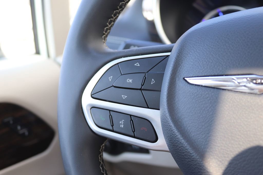 Used 2023 Chrysler Pacifica Limited image 12