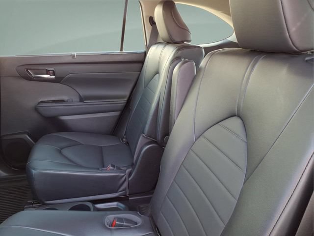 Used 2022 Toyota Highlander XLE AWD/4WD image 19