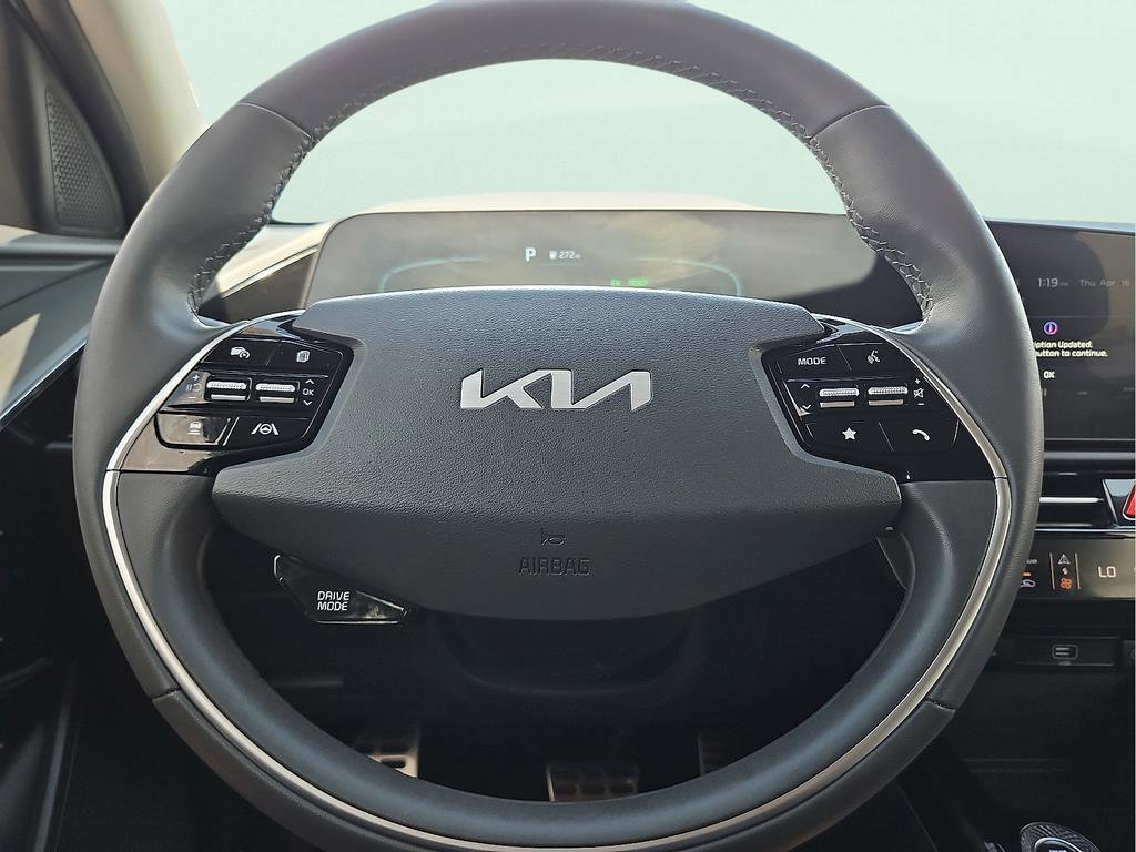Used 2025 Kia Niro SX Touring image 17