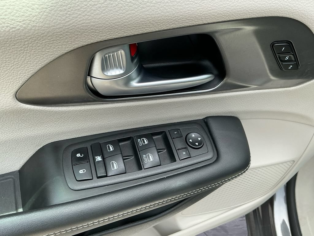 Used 2023 Chrysler Pacifica Touring-L FWD image 23