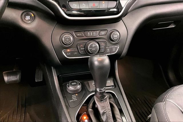 Used 2019 Jeep Cherokee Overland w/ Technology Group AWD/4WD image 8