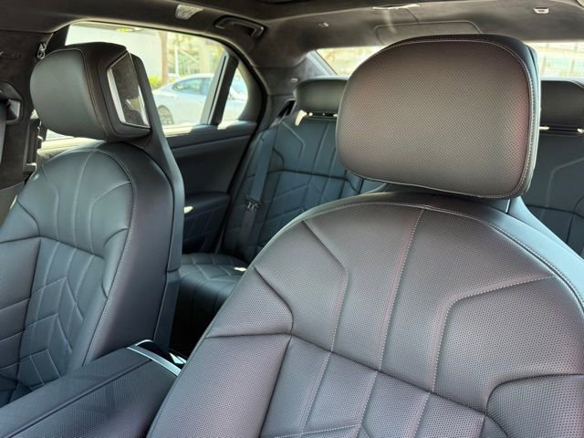 Used 2025 BMW i7 xDrive60 w/ Executive Package image 21