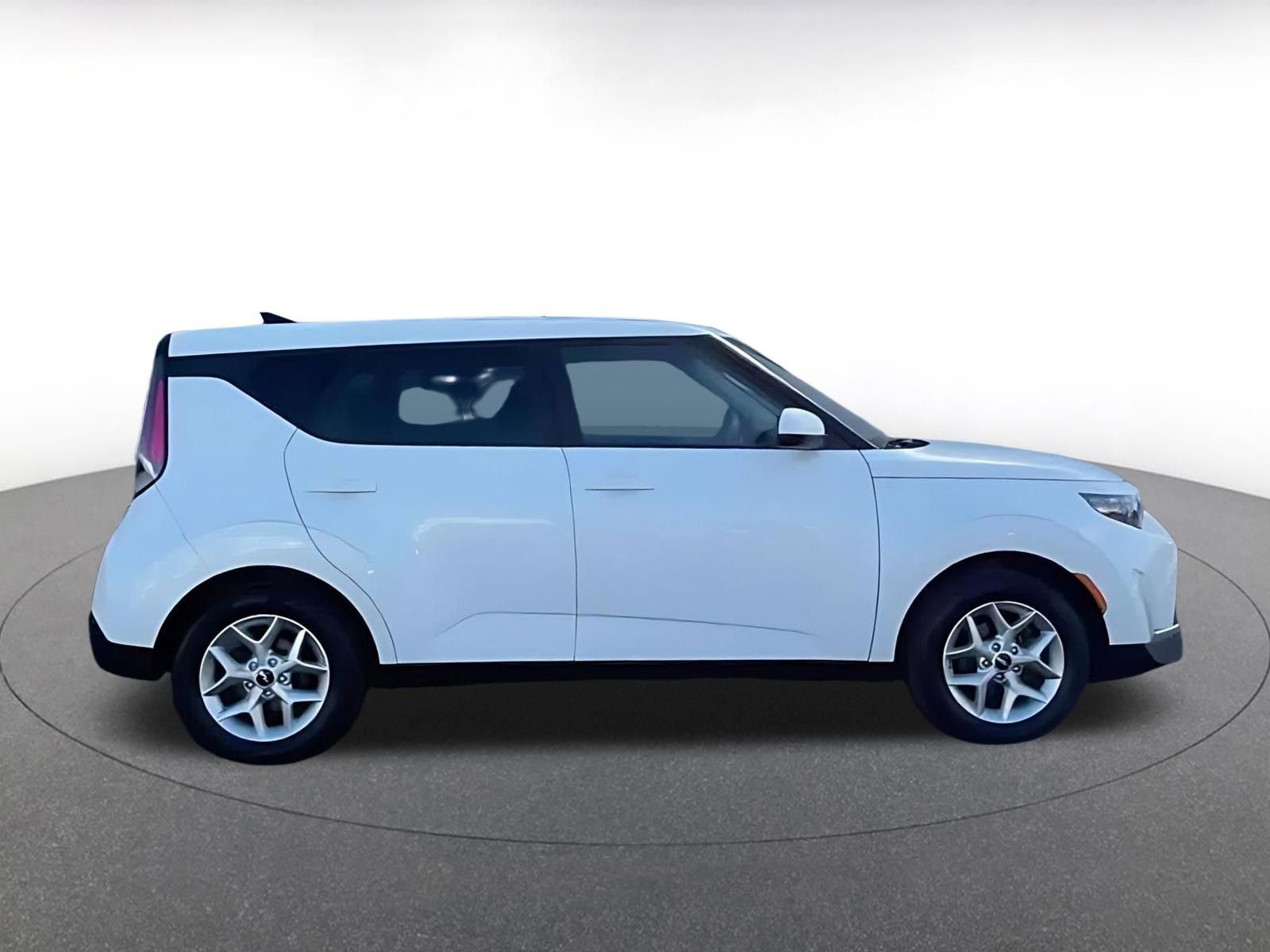 Used 2025 Kia Soul LX w/ LX Technology Package FWD image 15