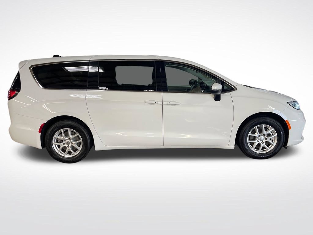 Used 2023 Chrysler Pacifica Touring-L FWD image 7