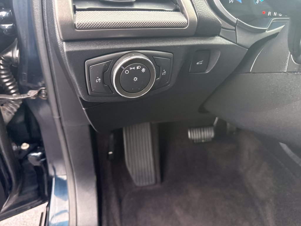 Used 2020 Ford Fusion SE FWD image 15