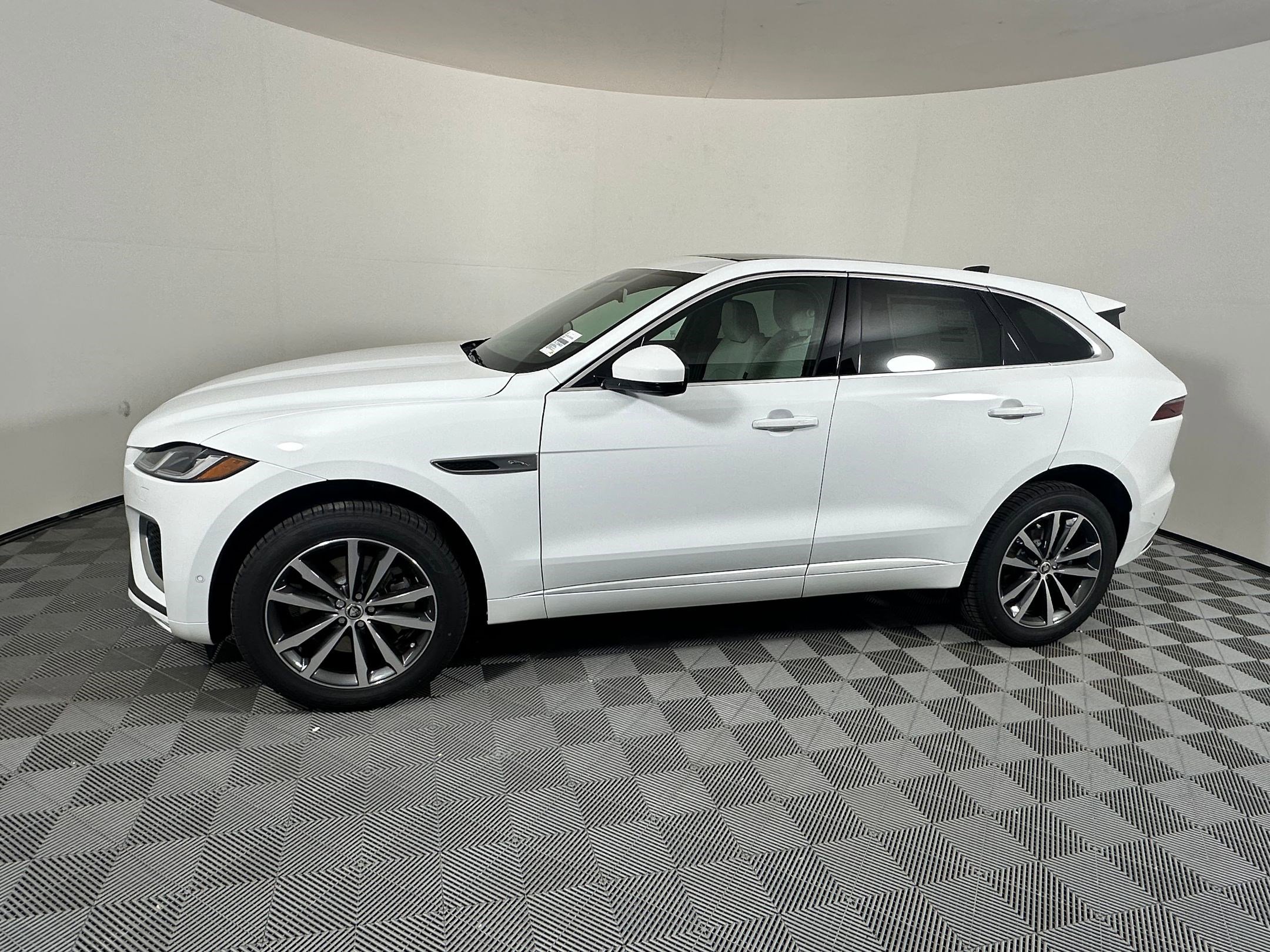 New 2026 Jaguar F-PACE R-Dynamic S image 2