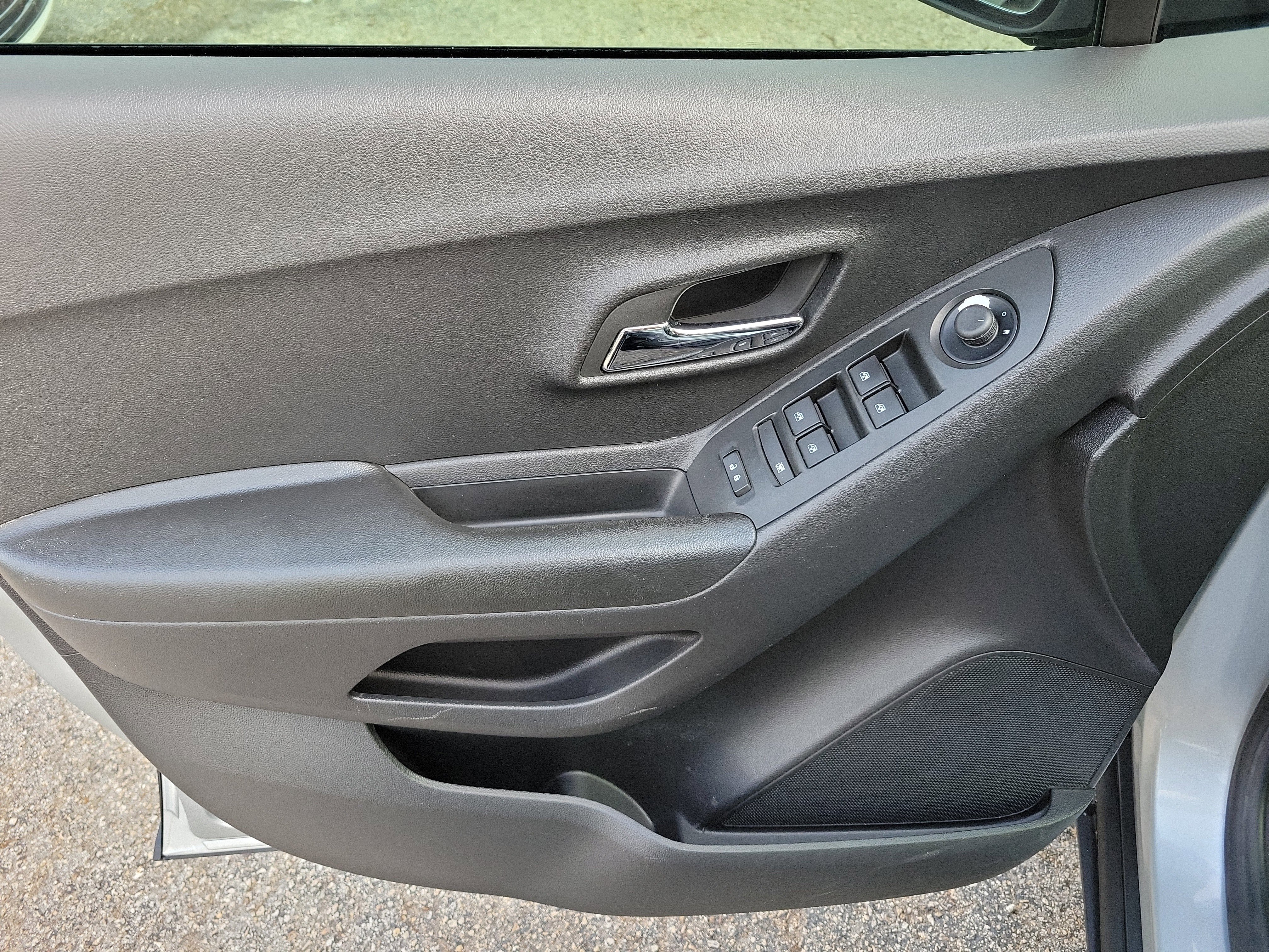 Used 2022 Chevrolet Trax LT w/ Redline Edition image 18