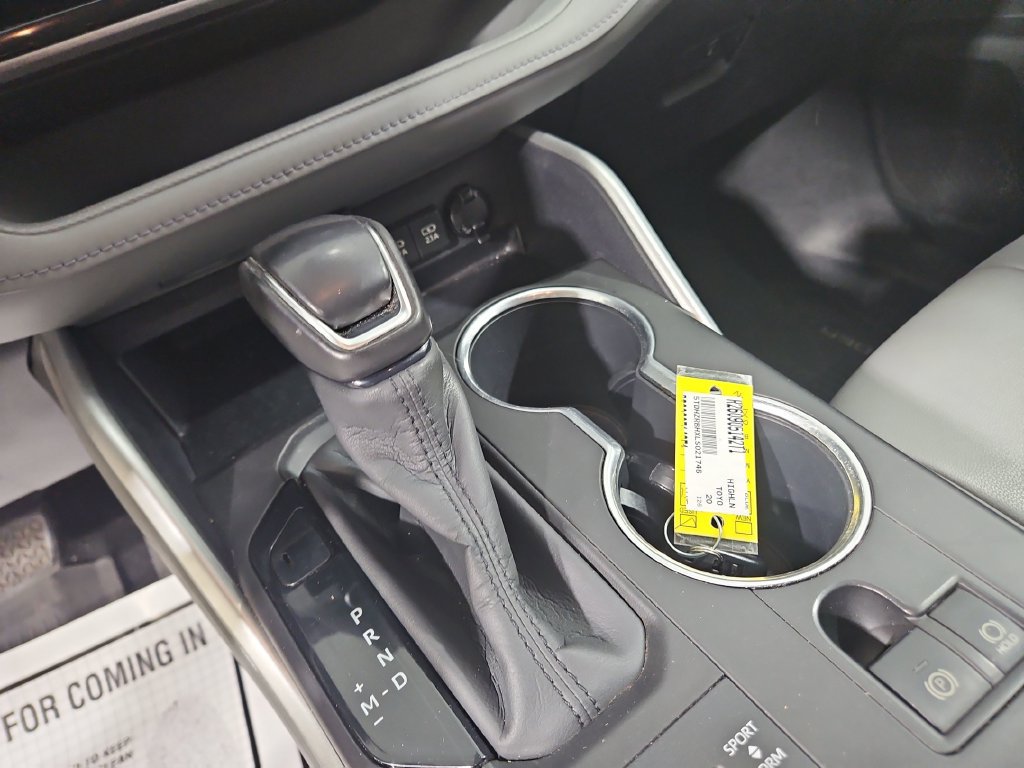 Used 2020 Toyota Highlander XLE AWD/4WD image 25