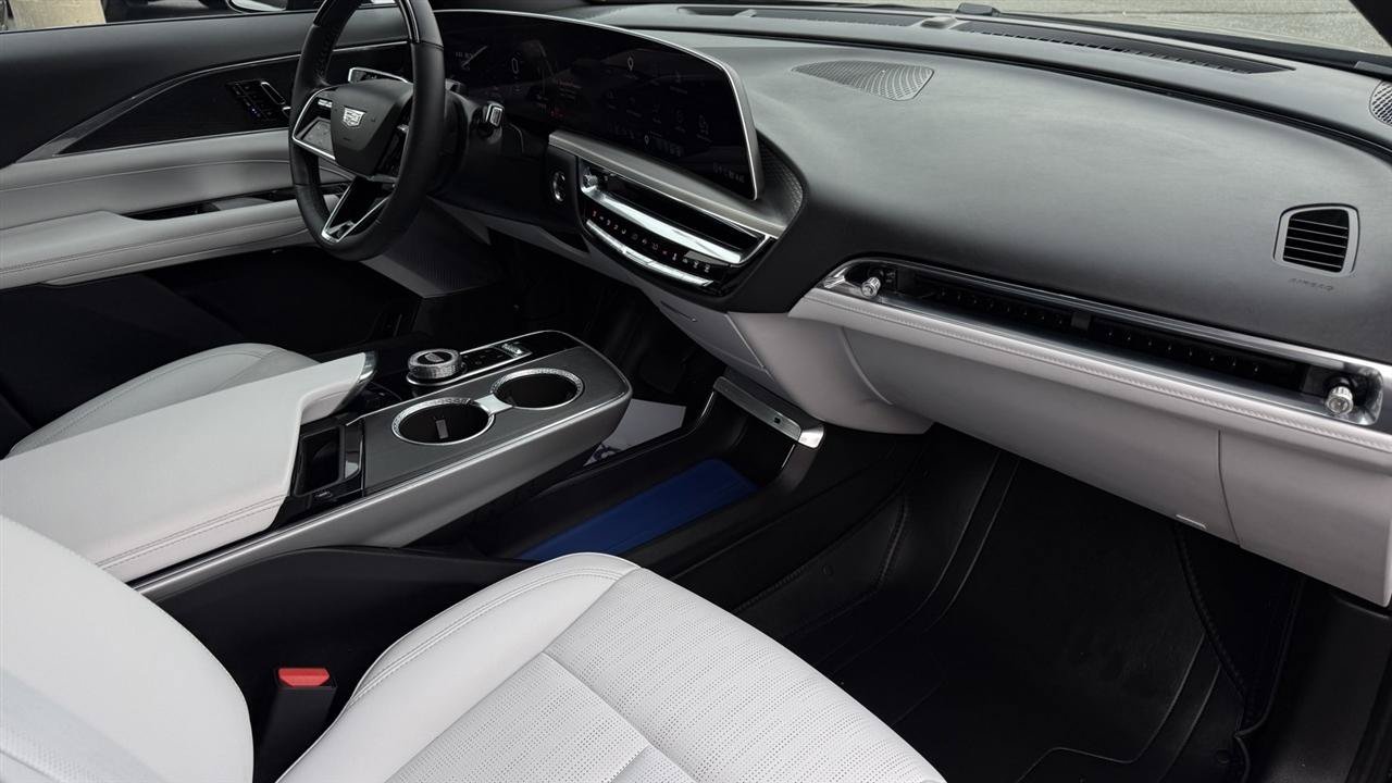 Used 2024 Cadillac Lyriq Sport RWD image 44