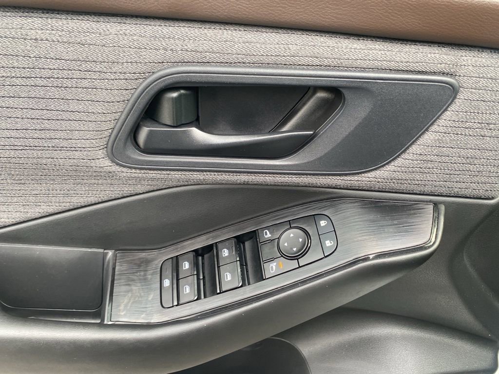 Used 2023 Nissan Rogue S image 11