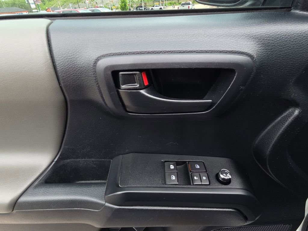Used 2018 Toyota Tacoma SR AWD/4WD image 14