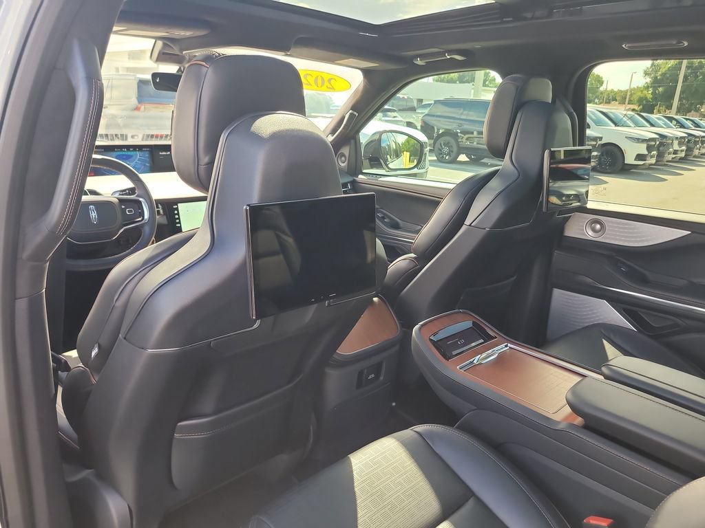 Used 2025 Lincoln Navigator L Black Label AWD/4WD image 12