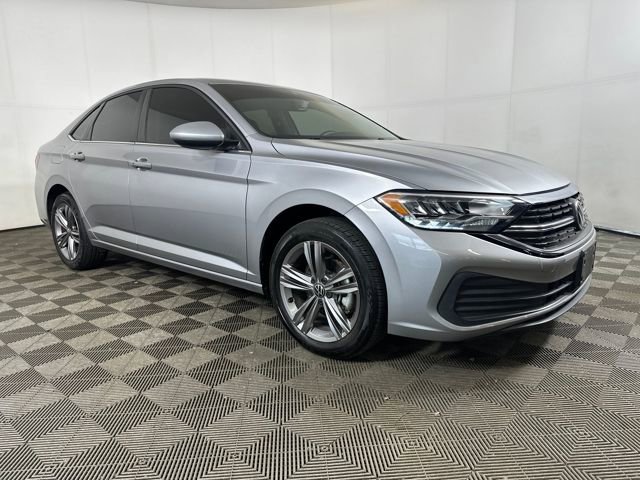 Used 2022 Volkswagen Jetta SE image 2