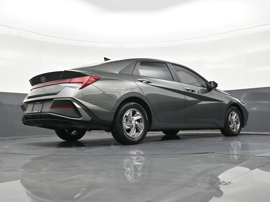 Used 2025 Hyundai Elantra SE image 27