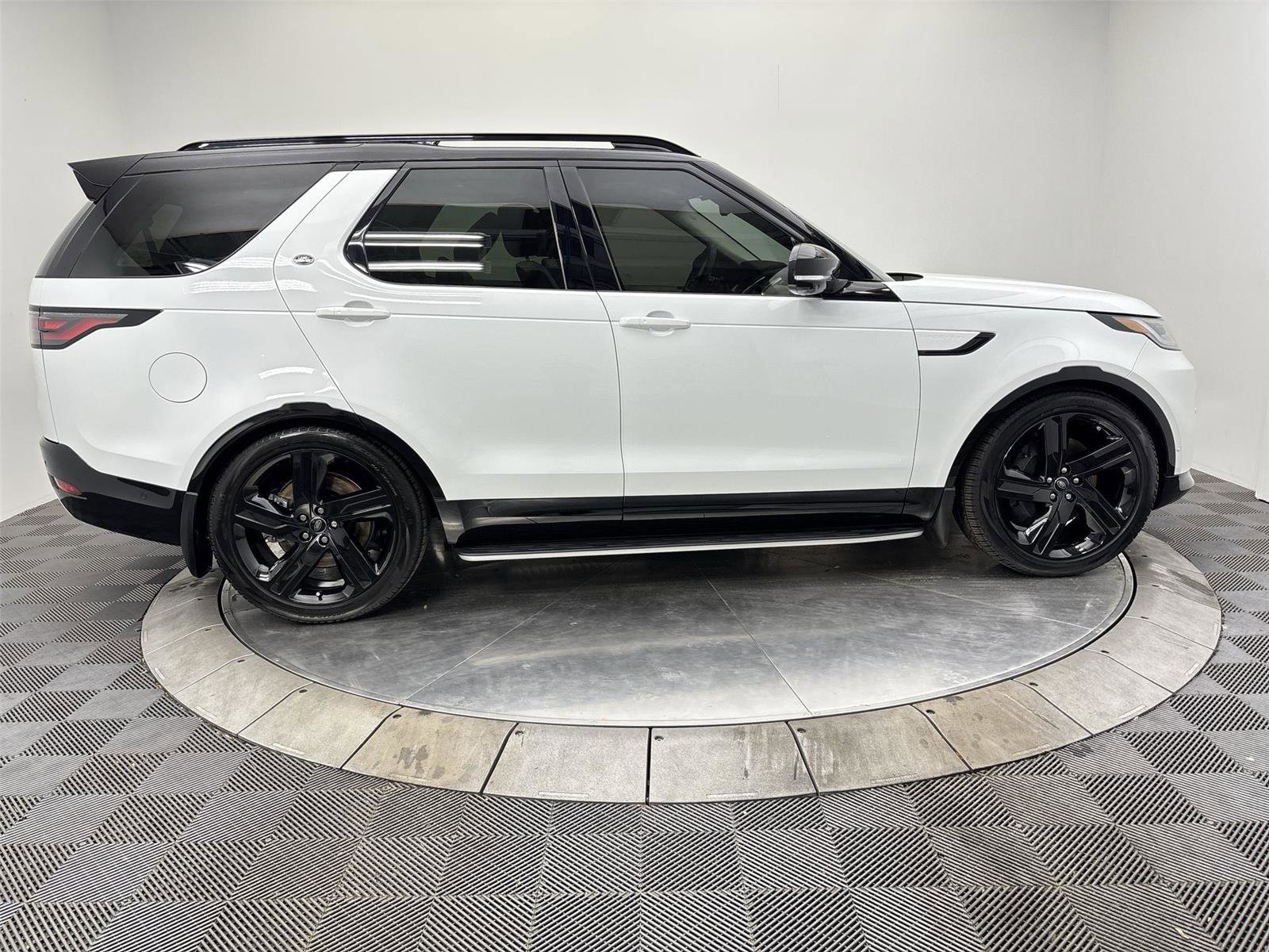 Used 2025 Land Rover Discovery Dynamic SE AWD/4WD image 17