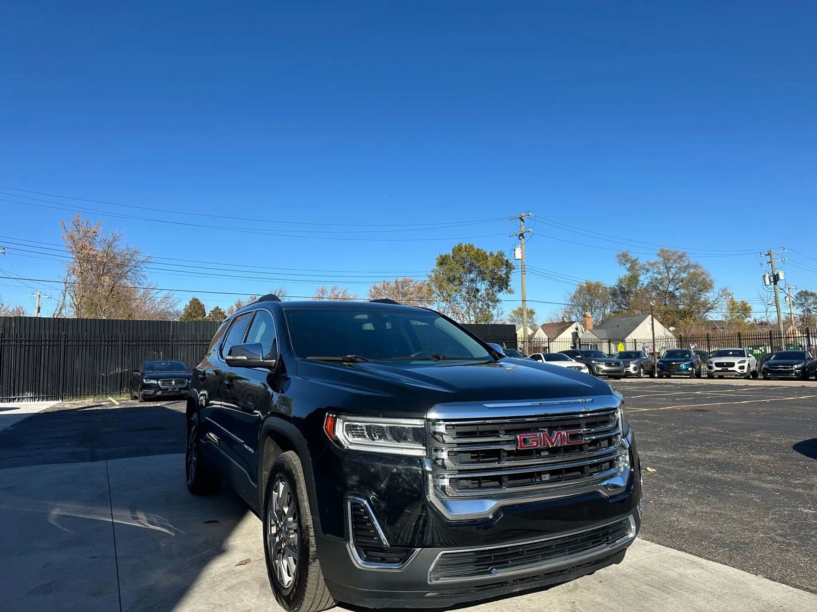 Used 2020 GMC Acadia SLE w/ Driver Convenience Package image 3