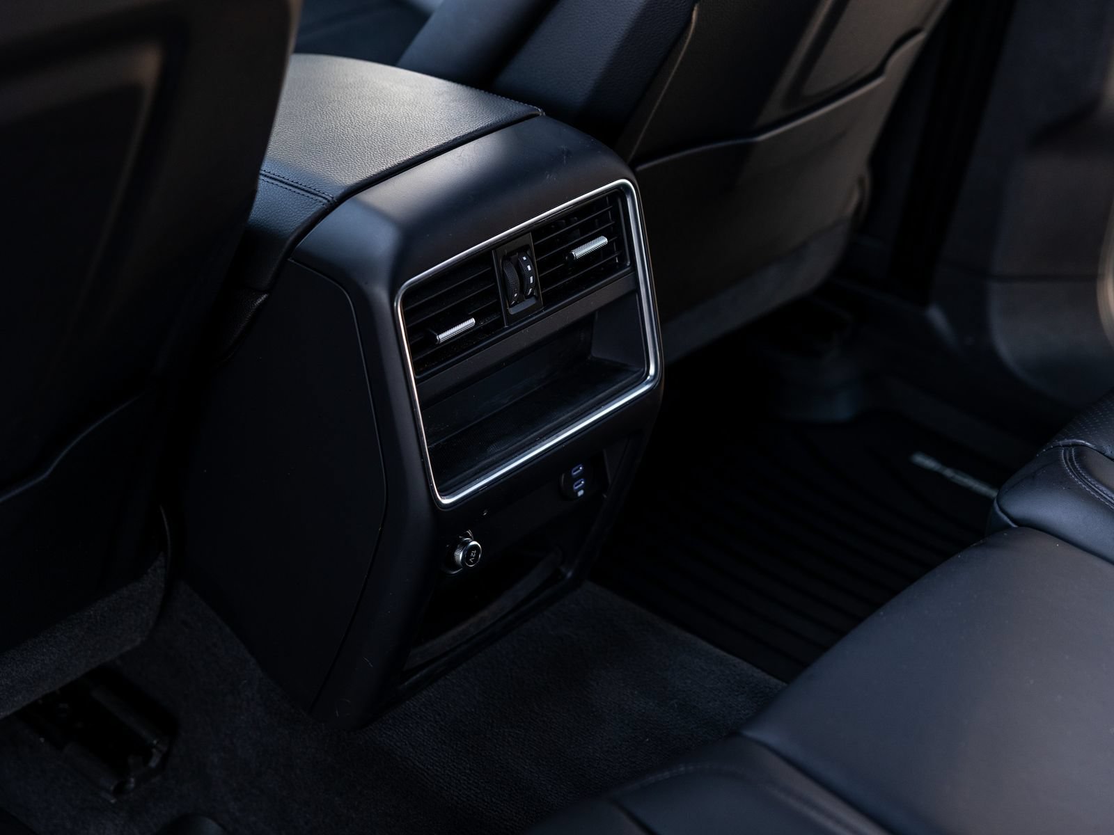 Certified 2023 Porsche Cayenne w/ Premium Package AWD/4WD image 32