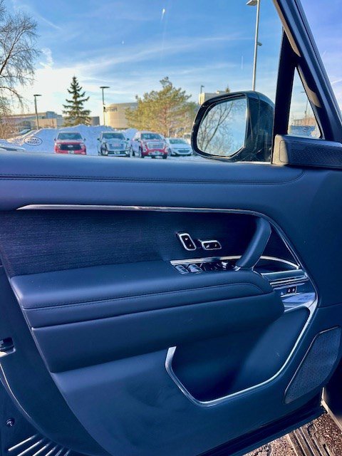 Used 2024 Land Rover Range Rover Long Wheelbase Autobiography image 7