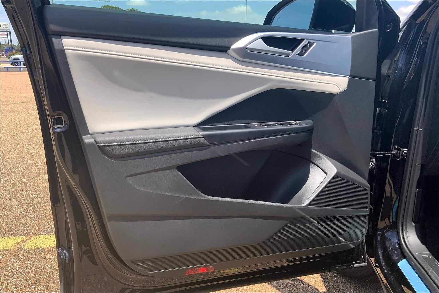 Used 2025 Volkswagen Taos SE AWD/4WD image 10