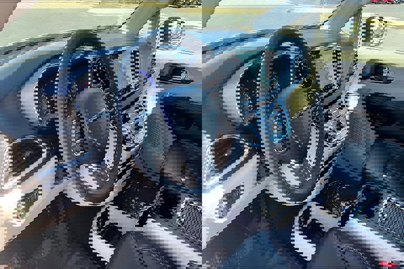 Used 2023 Chrysler Pacifica Touring-L image 17