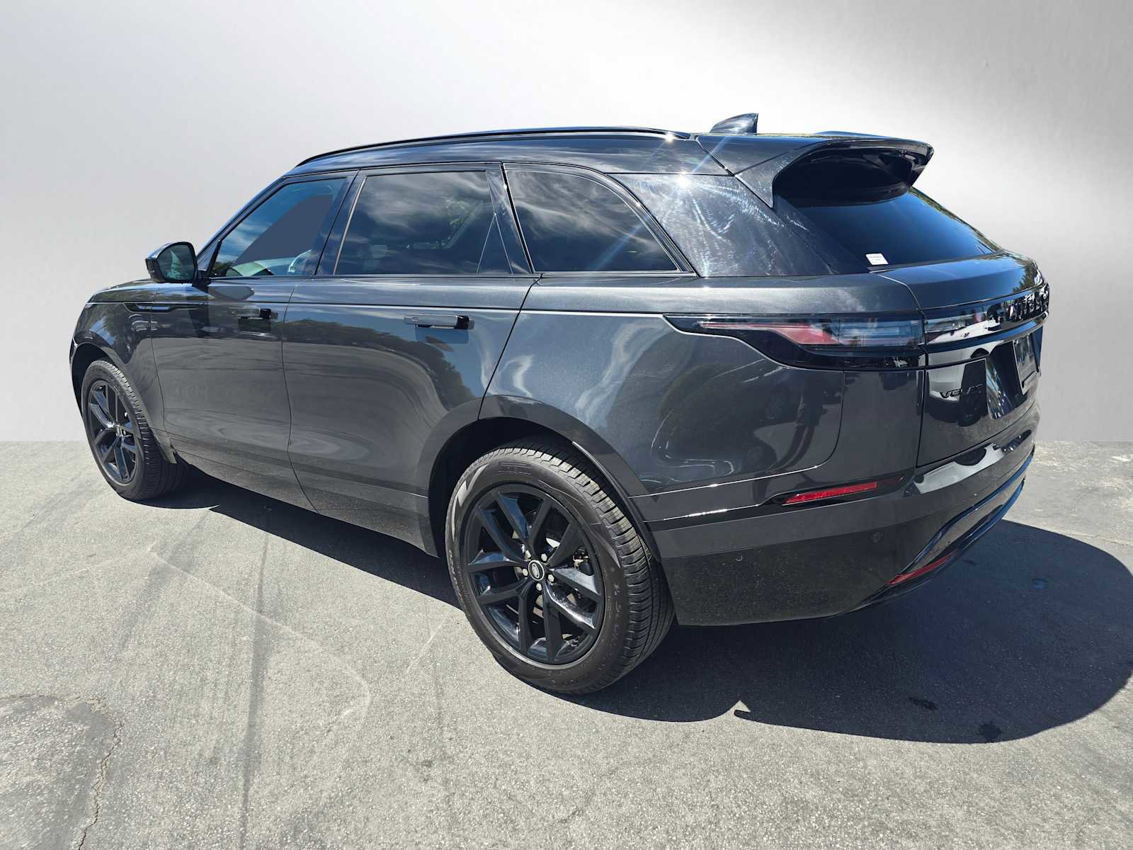 Certified 2025 Land Rover Range Rover Velar Dynamic SE image 3