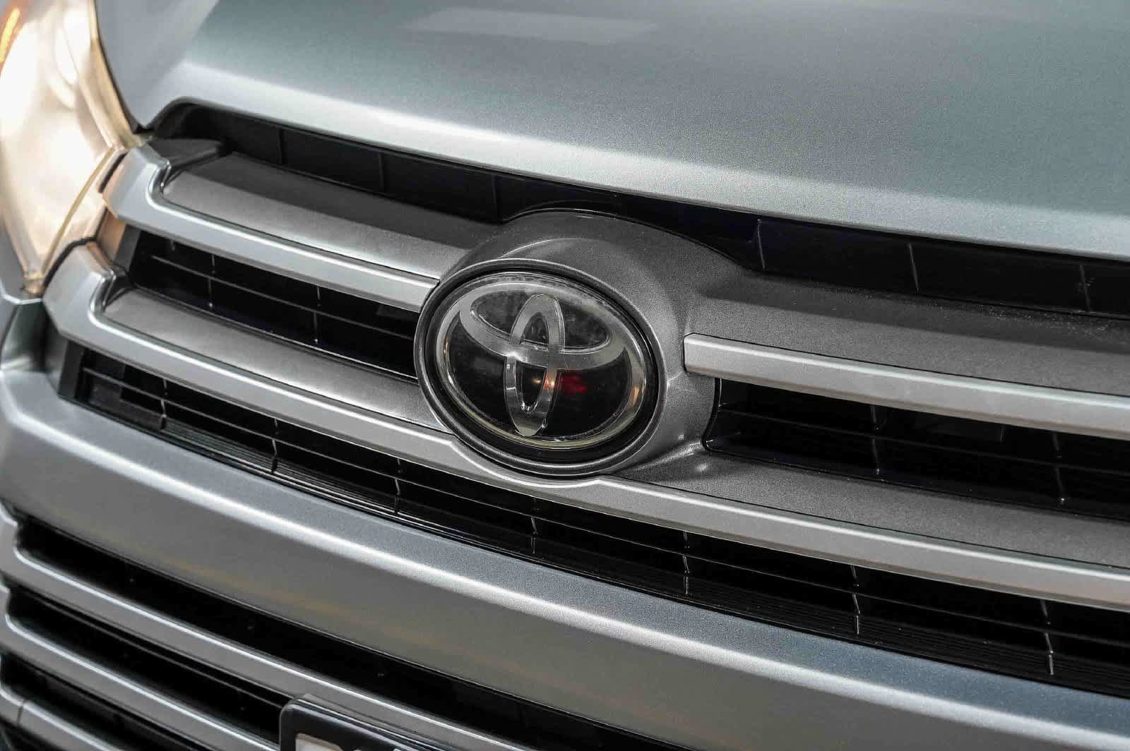 Certified 2019 Toyota Highlander Plus FWD image 8