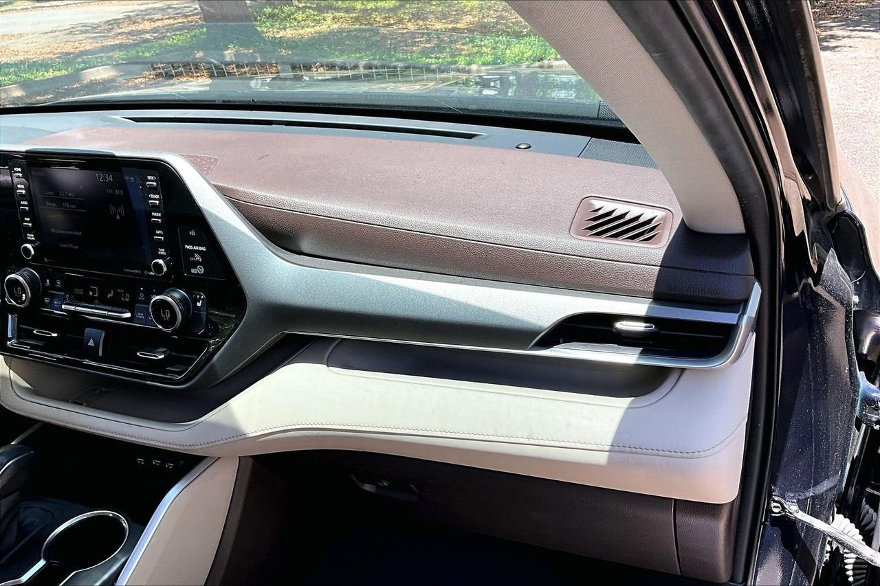 Used 2020 Toyota Highlander XLE FWD image 23