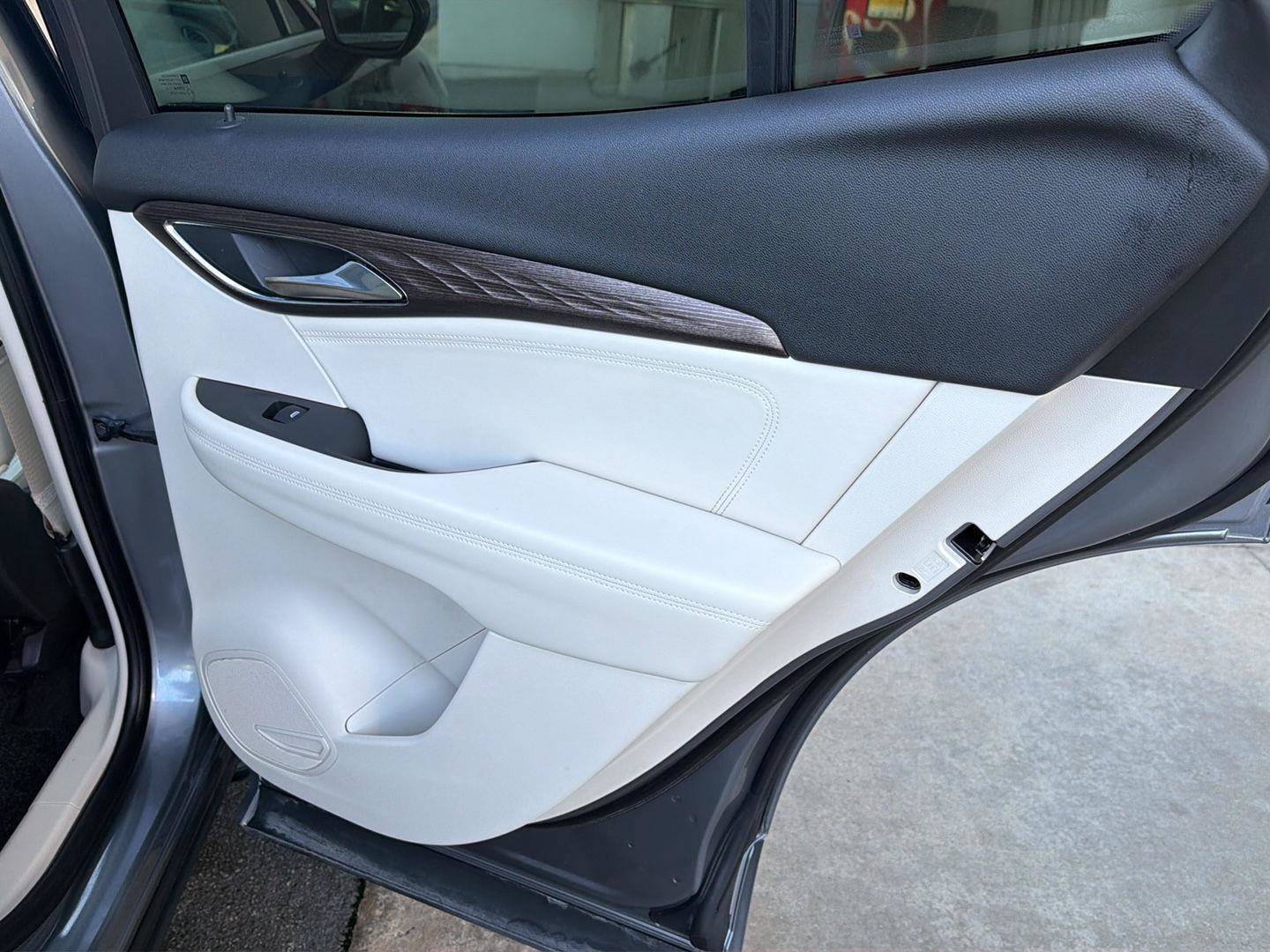 Used 2022 Buick Envision Avenir w/ Technology Package II FWD image 16