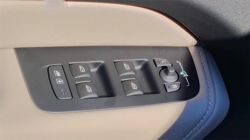 New 2026 Volvo XC60 B5 Plus w/ Climate Package image 10