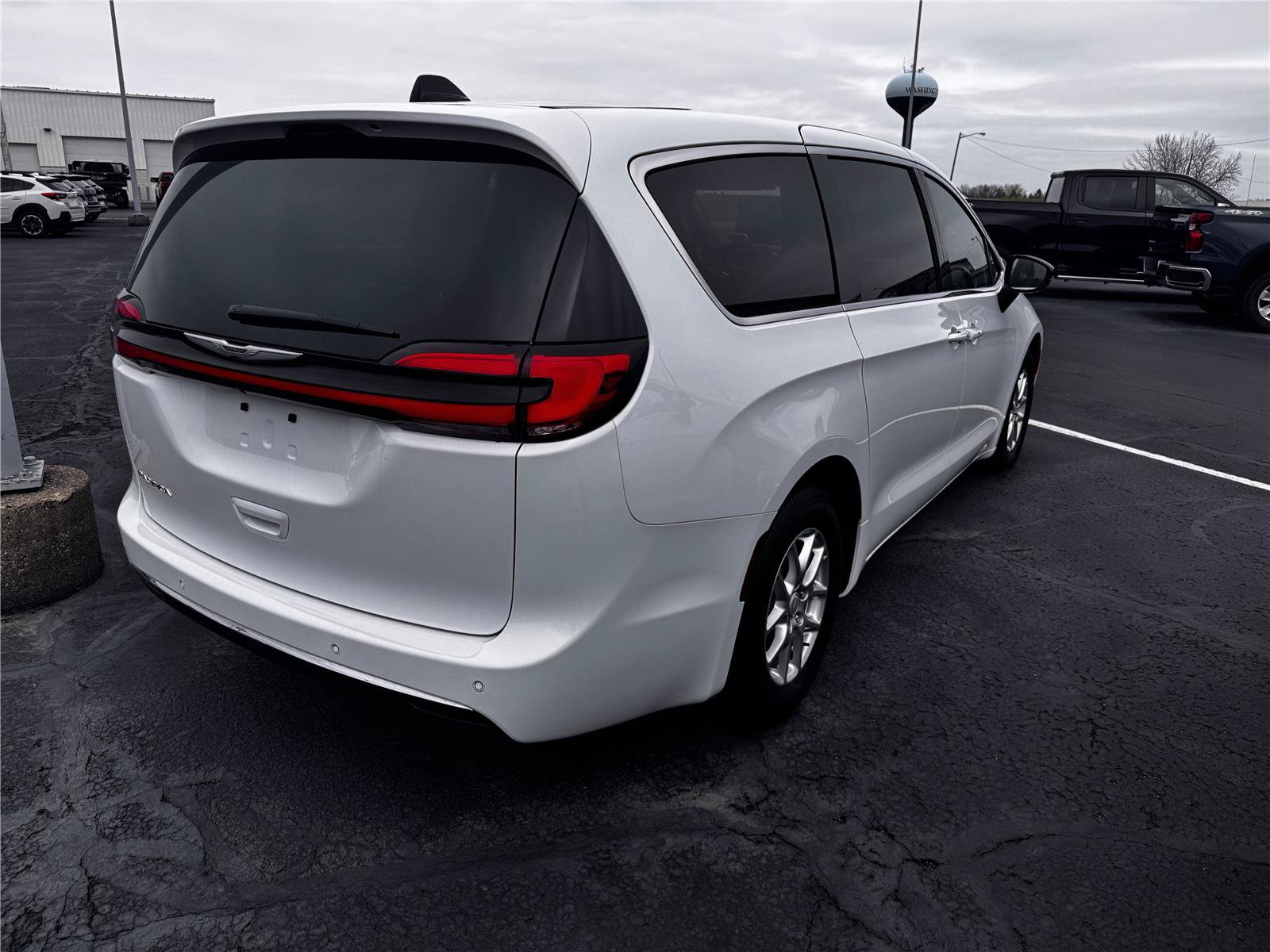 Used 2025 Chrysler Pacifica Select FWD image 2