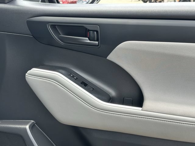 Used 2020 Toyota Highlander LE AWD/4WD image 30