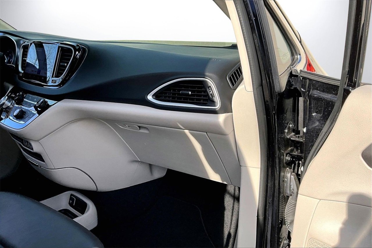 Certified 2024 Chrysler Pacifica Touring-L image 19